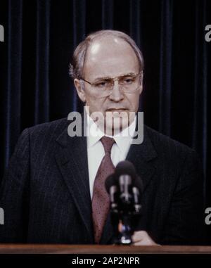 Arlington, Virginia. 1989 Richard Cheney la Sec. di Def. fornisce informazioni ai giornalisti al Pentagono Credito: Mark Reinstein Foto Stock