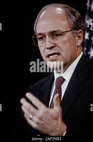 Arlington, Virginia. 1989 Richard Cheney la Sec. di Def. fornisce informazioni ai giornalisti al Pentagono Credito: Mark Reinstein Foto Stock