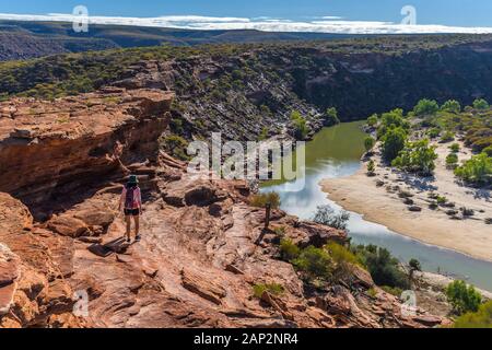 Escursionista con pacchetto giornaliero che inizia il percorso a piedi presso la Nature's Window nel Parco Nazionale di Kalbari, Australia Occidentale. Foto Stock