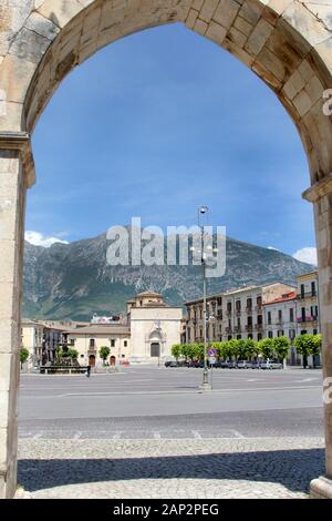 Vista sulla piazza principale di Sulmona, Italia. Foto scattata attraverso l'arco dell'acquedotto storico. Foto Stock