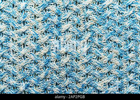 Blu e bianco di tessitura a maglia di un tessuto in lana con una tessitura a motivi geometrici. Sfondo maglione Foto Stock
