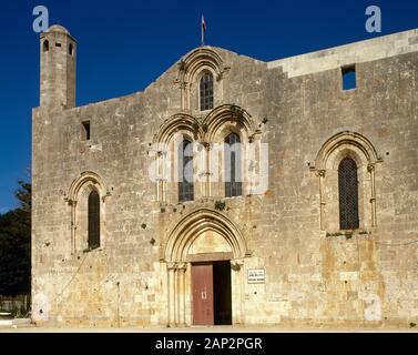 Repubblica araba siriana. Tartus. Cattedrale di Nostra Signora di Tortosa. Essa fu costruita dai Crociati nel XII secolo in stile romanico e precoce di stile gotico. Il Crociato era. Facciata. Foto scattata prima della Siria guerra civile. Foto Stock