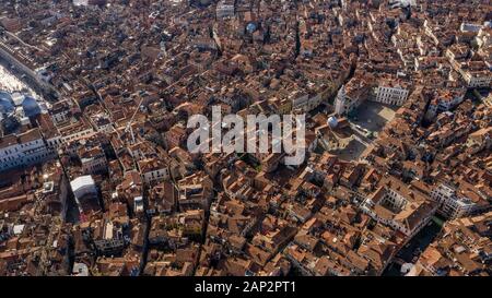 Vista su Venezia Italia Europa. Venezia dal di sopra con un drone. veduta aerea della splendida città di Venezia. Incredibile immagine Venezia wallpaper Foto Stock