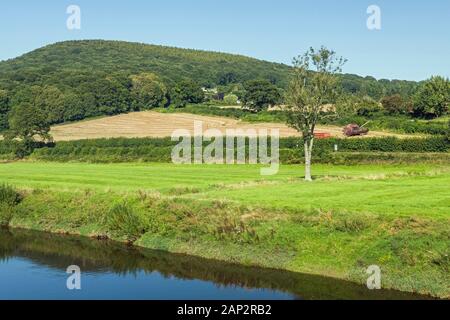 Il tranquillo paesaggio rurale della valle di Wye dal ponte Bigswir, che separa il Galles dall'Inghilterra. Foto Stock