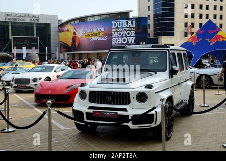 DUBAI, Emirati Arabi Uniti - 16 novembre: Il Brabus G-Wagen, Ferrari 812 Superfast e Bentley Continental GT delle sportscars sono su Dubai Motor Show 2019 Il 16 novembre Foto Stock