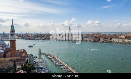 Vista su Venezia Italia Europa. Venezia dal di sopra con un drone. veduta aerea della splendida città di Venezia. Incredibile immagine Venezia wallpaper Foto Stock