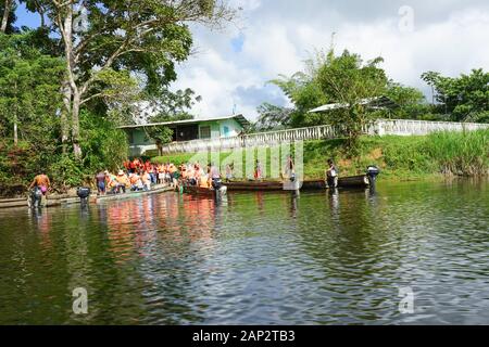 Imbarco la piroga canoe sul viaggio al Embera villaggio indigeno di cariche National Park, Panama Foto Stock