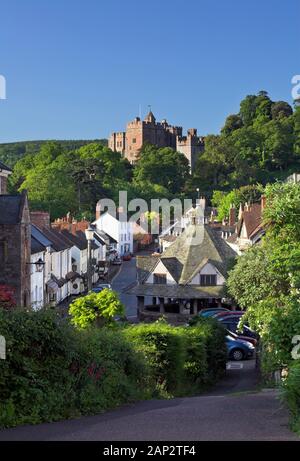 Visualizza in basso la high street a Castello di Dunster, Somerset, Inghilterra Foto Stock