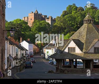 Visualizza in basso la high street a Castello di Dunster, Somerset, Inghilterra Foto Stock