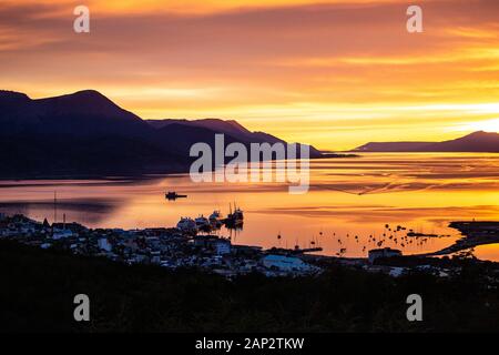 Tramonto sulla baia di Ushuaia la città più meridionale della parola e la capitale di Tierra del Fuego, Antartida e Islas del Atlantico Sur Provincia AR Foto Stock