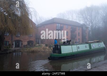 Risultati della ricerca Web risultati Trent and Mersey Canal in Stone, Stafffordshire, Inghilterra con una barca stretta o chiatta. Foto scattata durante una mattinata nebbia Foto Stock