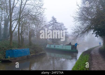 Risultati della ricerca Web risultati Trent and Mersey Canal in Stone, Stafffordshire, Inghilterra con una barca stretta o chiatta. Foto scattata durante una mattinata nebbia Foto Stock