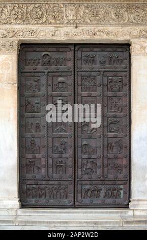 Porta di San Ranieri nel duomo di Pisa Foto Stock