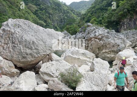 Il fiume Tinipak scorre attraverso terreni montagnosi con rapide e grotte con una piscina naturale. Foto Stock