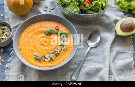 Dieta vegetariana Crema di zucca purea di zuppa, sul tavolo di cucina Foto Stock