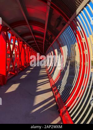 Moderno ponte rosso nella città di Alicante, Costa Blanca, Spagna, Europa Foto Stock