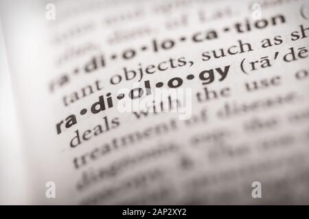 Fuoco selettivo sulla parola radiologia. Molte altre foto di parole nel mio portfolio. Foto Stock