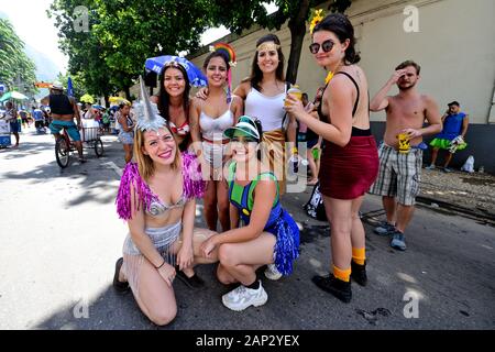 Brasile - Marzo 5, 2019: costume di festeggianti godetevi la strada festeggiamenti del carnevale di Rio de Janeiro, un evento di interesse turistico internazionale. Foto Stock