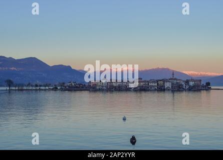 Tramonto sul lago Maggiore visto da Stresa, in primo piano isola dei Pescatori Foto Stock