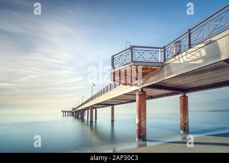 Pontile o molo, la spiaggia e il mare a Marina di Pietrasanta. Versilia Lucca Toscana Italia Foto Stock