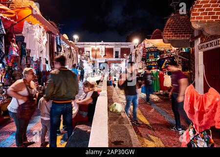 Puebla de Zaragoza, Messico, 15 Ottobre 2018 - unico mercato di artigianato di Puebla El Parian con tourist di notte Foto Stock