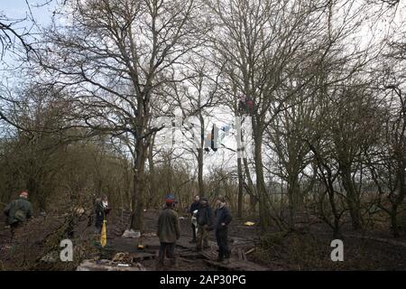 Harefield, UK. Il 20 gennaio, 2020. Gli attivisti di parlare alla strada Harvil la tutela della fauna selvatica camp. Estinzione della ribellione, Stop HS2 e salvare il Colne Valley aveva rioccupato il camp di due giorni prima come parte di un continuo tentativo di proteggere antichi boschi minacciato da HS2 collegamento ferroviario ad alta velocità dopo un piccolo gruppo di Stop HS2 attivisti erano stati sfrattati dagli ufficiali giudiziari nel corso delle due settimane precedenti. 108 antichi boschi sono impostati per essere distrutti mediante il collegamento ferroviario ad alta velocità. Credito: Mark Kerrison/Alamy Live News Foto Stock