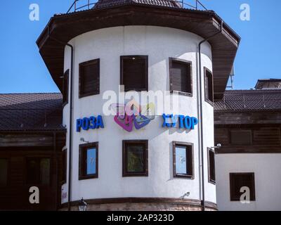 L'iscrizione e il logo di Rosa Khutor nel giorno Krasnaya Polyana Sochi 09/01/2018 Foto Stock