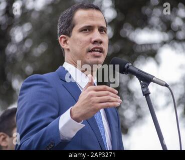 Ottobre 10, 2019: Venezuela del leader dell opposizione Juan Guaido parla con i giornalisti dopo aver frequentato un regionale contro il terrorismo incontro presso la Accademia di polizia a Bogotà. Credito: Daniel Garzon Herazo/ZUMA filo/Alamy Live News Foto Stock