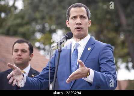 Ottobre 10, 2019: Venezuela del leader dell opposizione Juan Guaido parla con i giornalisti dopo aver frequentato un regionale contro il terrorismo incontro presso la Accademia di polizia a Bogotà. Credito: Daniel Garzon Herazo/ZUMA filo/Alamy Live News Foto Stock