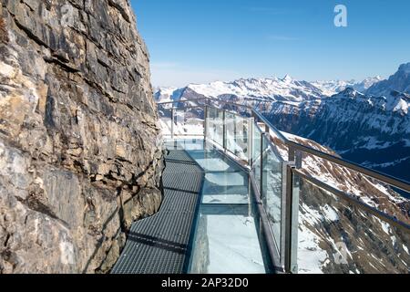 Il Brivido Di Una Passeggiata a Birg vicino a Schiltorn nelle Alpi, in Svizzera. Si tratta di un percorso in acciaio integrato nel lato della scogliera con una goccia verticale sotto. Foto Stock