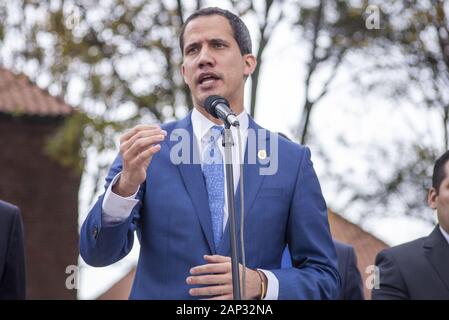 Ottobre 10, 2019: Venezuela del leader dell opposizione Juan Guaido parla con i giornalisti dopo aver frequentato un regionale contro il terrorismo incontro presso la Accademia di polizia a Bogotà. Credito: Daniel Garzon Herazo/ZUMA filo/Alamy Live News Foto Stock