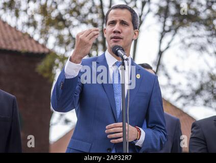 Ottobre 10, 2019: Venezuela del leader dell opposizione Juan Guaido parla con i giornalisti dopo aver frequentato un regionale contro il terrorismo incontro presso la Accademia di polizia a Bogotà. Credito: Daniel Garzon Herazo/ZUMA filo/Alamy Live News Foto Stock