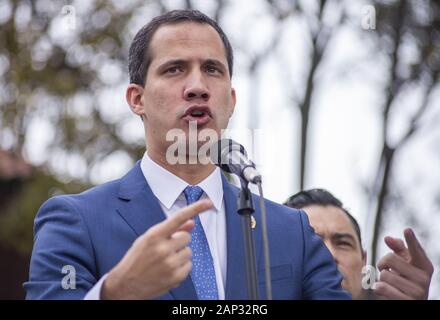 Ottobre 10, 2019: Venezuela del leader dell opposizione Juan Guaido parla con i giornalisti dopo aver frequentato un regionale contro il terrorismo incontro presso la Accademia di polizia a Bogotà. Credito: Daniel Garzon Herazo/ZUMA filo/Alamy Live News Foto Stock