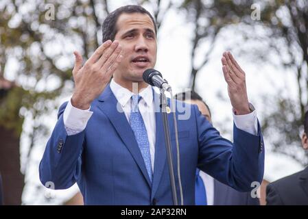 Ottobre 10, 2019: Venezuela del leader dell opposizione Juan Guaido parla con i giornalisti dopo aver frequentato un regionale contro il terrorismo incontro presso la Accademia di polizia a Bogotà. Credito: Daniel Garzon Herazo/ZUMA filo/Alamy Live News Foto Stock