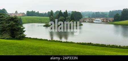 Ponte, lago e paesaggio intorno al Palazzo di Blenheim, luogo di nascita di Winston Churchill e residenza dei duchi di Marlborough, che è un Wor UNESCO Foto Stock