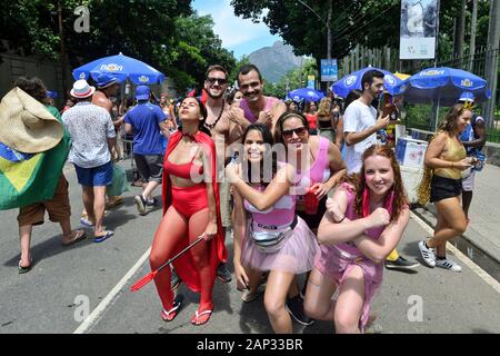 Brasile - Marzo 5, 2019: costume di festeggianti godetevi la strada festeggiamenti del carnevale di Rio de Janeiro, un evento di interesse turistico internazionale. Foto Stock