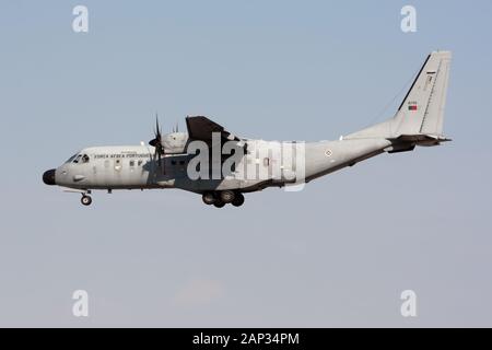 Lisbona, Portogallo. 13 Maggio, 2013. Un Portogallo Air Force Casa 295 visto in atterraggio a Lisbona aeroporto Portel Credito: Fabrizio Gandolfo SOPA/images/ZUMA filo/Alamy Live News Foto Stock