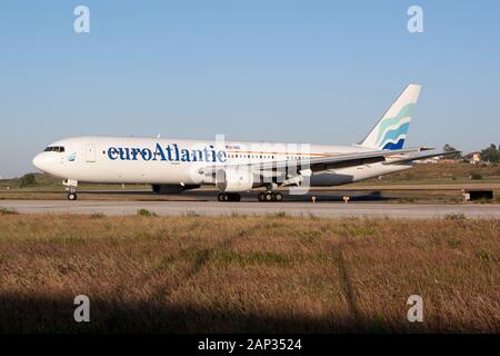 Lisbona, Portogallo. Il 12 maggio 2013. La EuroAtlantic Airways Boeing 767-300 appena sbarcato a Lisbona Portela airport. Credito: Fabrizio Gandolfo SOPA/images/ZUMA filo/Alamy Live News Foto Stock