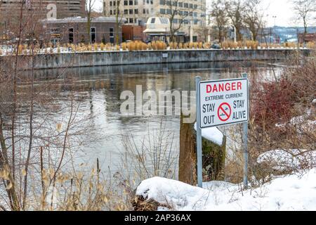 Un avvertimento pericolo segno sul bordo del fiume Spokane nello stato di Washington, USA, avviso di estrema corrente. Foto Stock