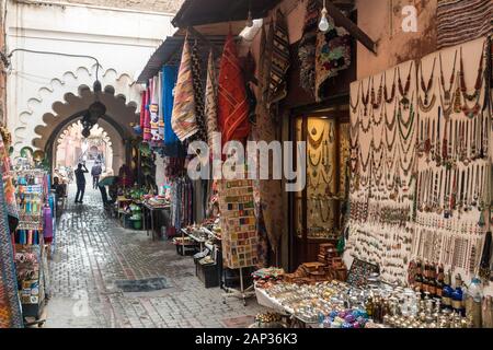 Passaggio con negozi di souvenir nel mercato di Medina a Marrakesh Foto Stock