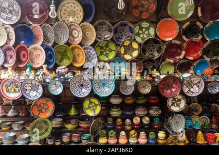 Negozio di pentole e piatti in ceramica a Medina a Marrakesh Foto Stock