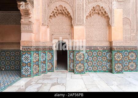 Ben youssef Madrasa scuola islamica dettagli ornamentali, arte islamica Foto Stock