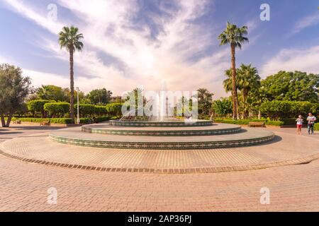 Fontana a mosaico al Lalla Hasna Parc o parco vicino alla Moschea di Koutoubia Foto Stock