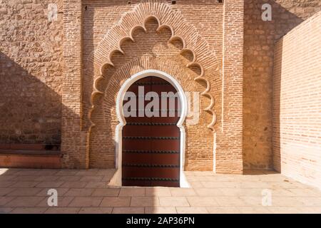 Porta ad arco alla Moschea di Koutoubia a Marrakech Foto Stock