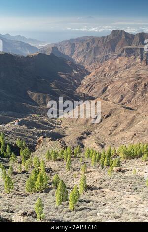 Fotografia di paesaggio con sensazione di vista dalla grande pietra di Roque Nublo, situato nella zona più alta dell'isola di ​​the di Gran Canaria, Spagna Foto Stock