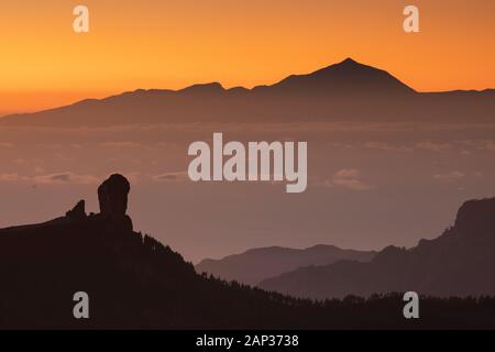 La foschia del tramonto rivela il Teide di Tenerife sopra le nuvole, visto dal Pico de Las Nieves di Gran Canaria, una foto panoramica vulcanica mozzafiato. Foto Stock