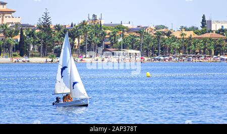 Murcia, Spagna, Agosto 28, 2019: Famiglia divertendosi in una barca vela attraverso il mar Mediterraneo durante la stagione di estate. Yachting in un ISL Spagnolo Foto Stock