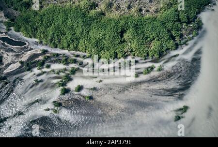 Drone vista del sottile strato di nubi che blocca la visualizzazione della foresta e la terra solo con cime di alberi sotto a sinistra visibile Foto Stock