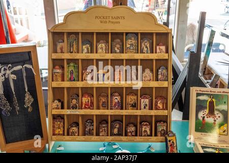 'Pocket Saints' con preghiere vendute nel centro storico di Albuquerque, New Mexico Foto Stock