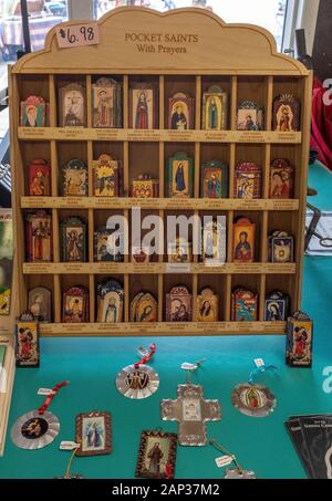 'Pocket Saints' con preghiere vendute nel centro storico di Albuquerque, New Mexico Foto Stock